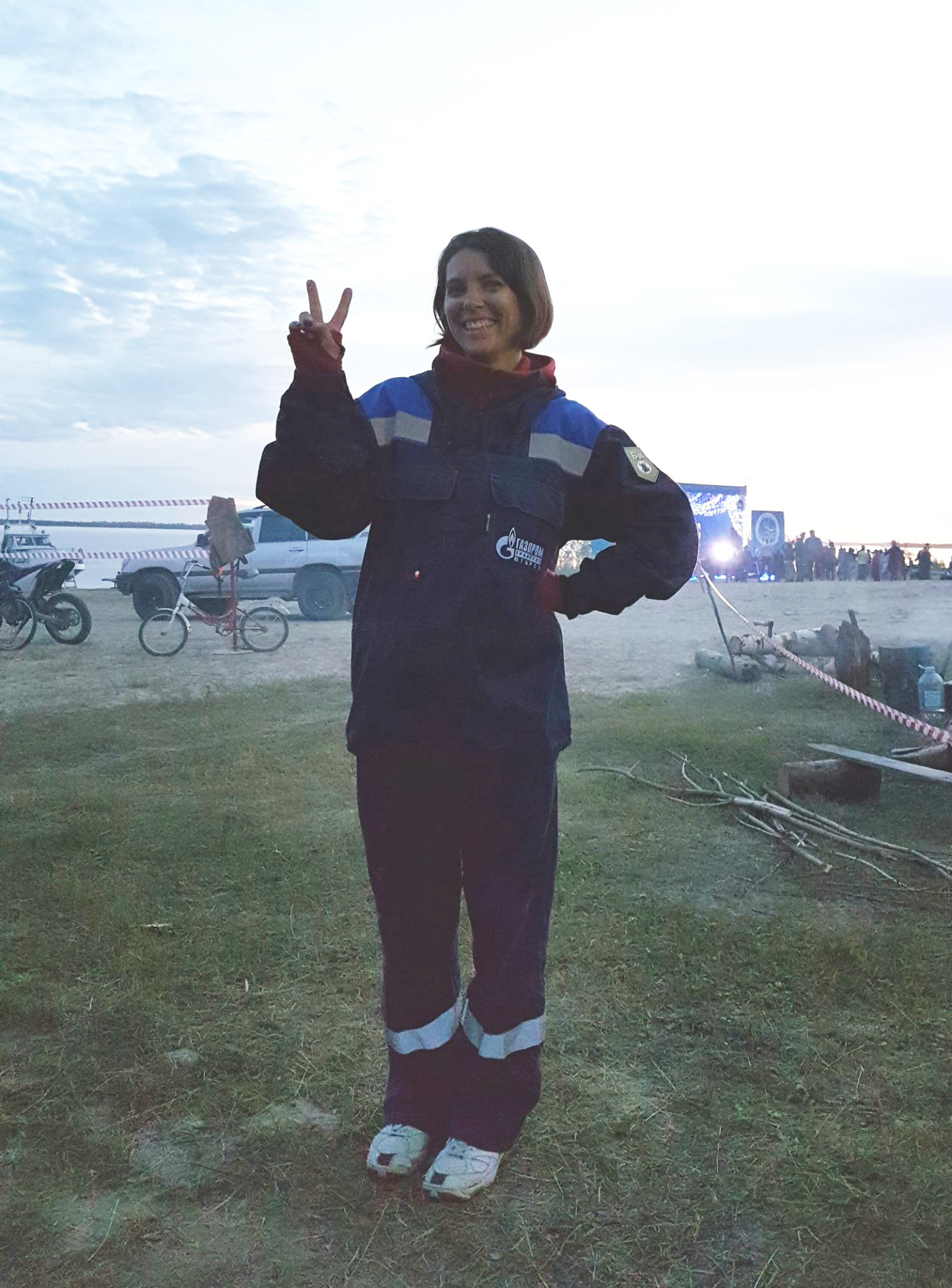 Daša na festivalu za Gazpromove delavce na reki Ob pri vasi Peregrebnoje. Ko se je malce shladilo, si je nadela delovno obleko, ki jo običajno nosi pri plinskem polju 300 km bolj severno. Ta fotografija je bila dejansko posneta ob polnoči!