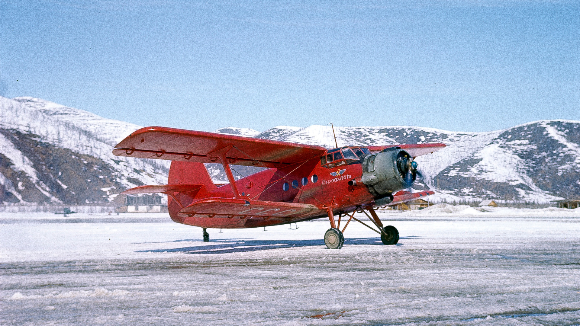 極北のアクセスが難しい地方へ食材や郵便物を配送するために使われるAn-2。