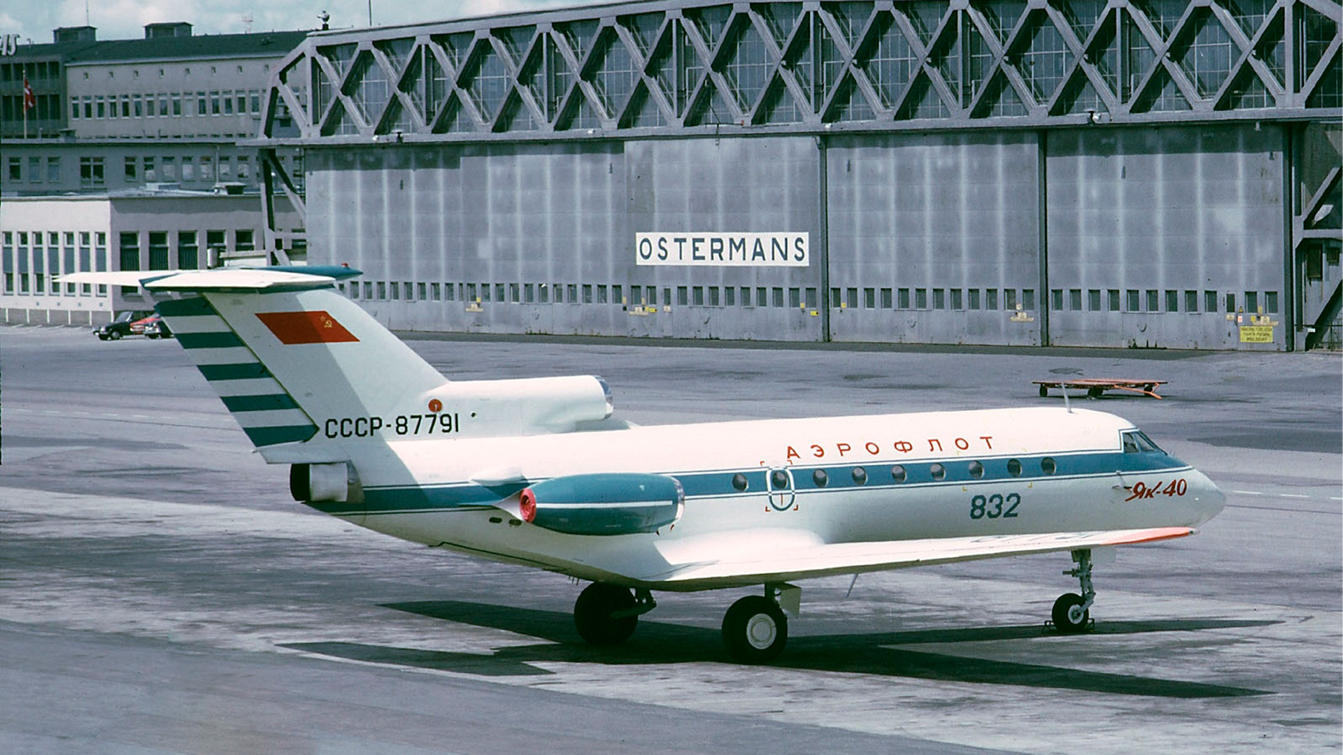 ストックホルム・ブロンマ空港での Yak-40 。