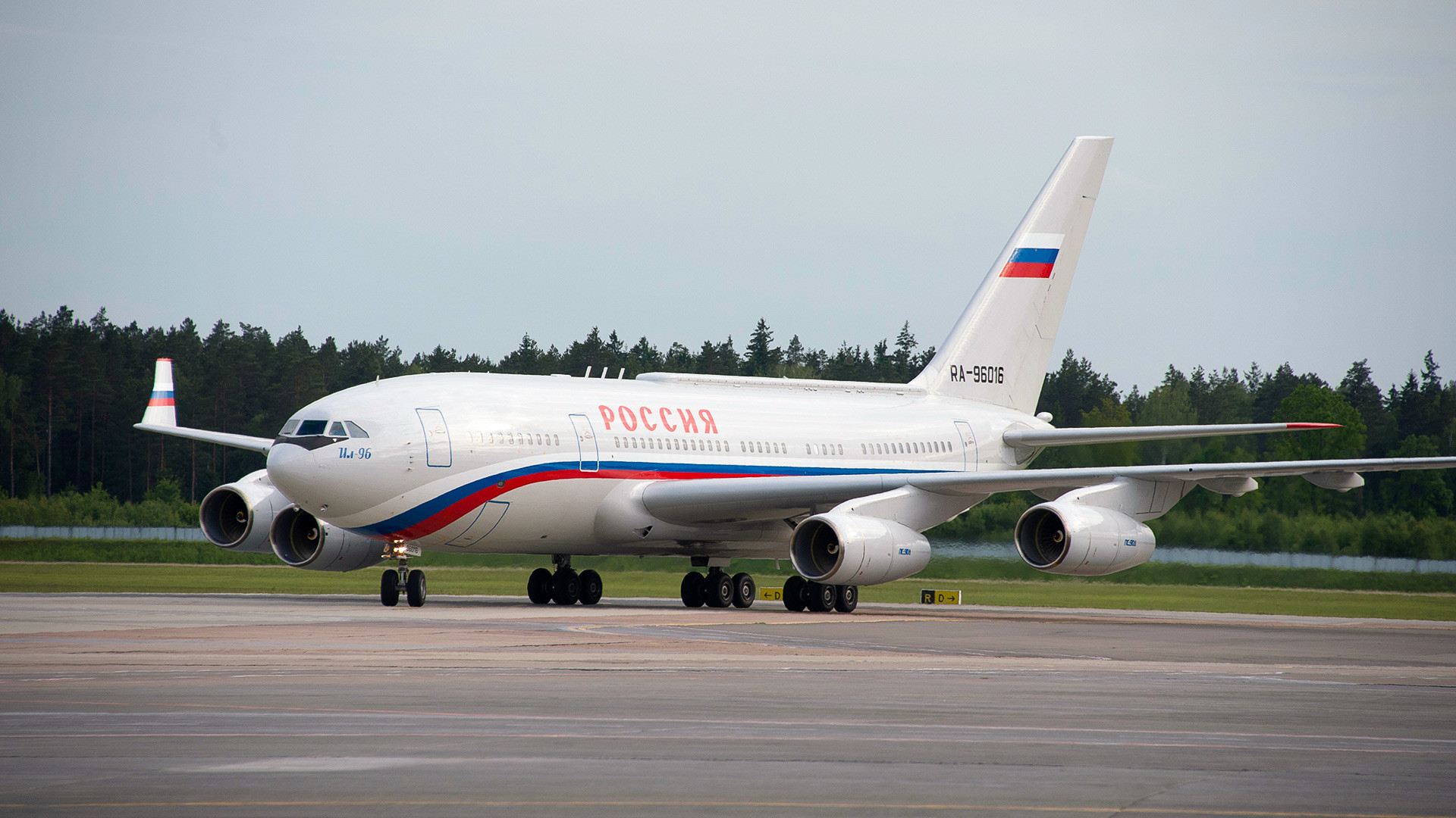 ロシアのウラジーミル・プーチン大統領の飛行機。ミンスク空港にて。