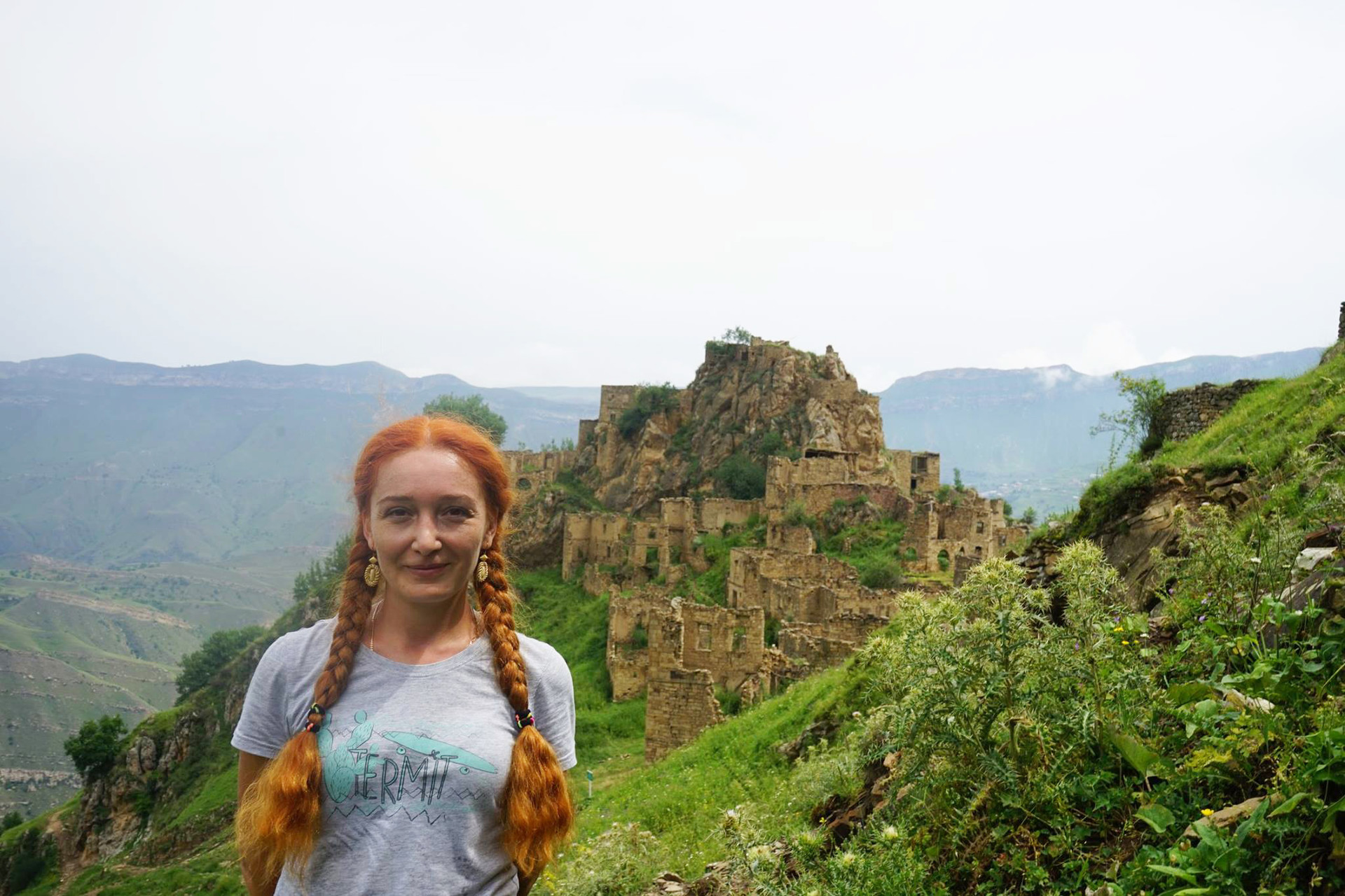 Albina è un’artista di Makhachkalà. È venuta da sola a visitare l’antico villaggio abbandonato di Gamsutl. Lontano sulle montagne, è stato soprannominato la Machu Picchu del Daghestan. I suoi genitori sono Avar e Dargin, membri di due degli oltre 30 popoli del Daghestan