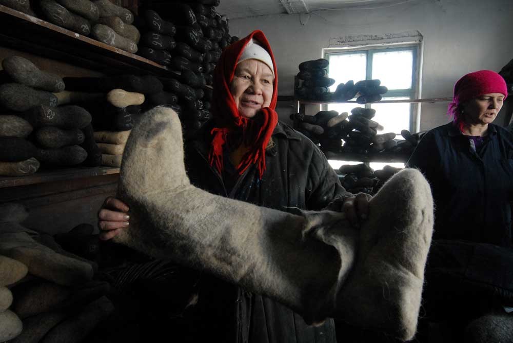 Fabricação de botas “valenki” em aldeia de Altai.