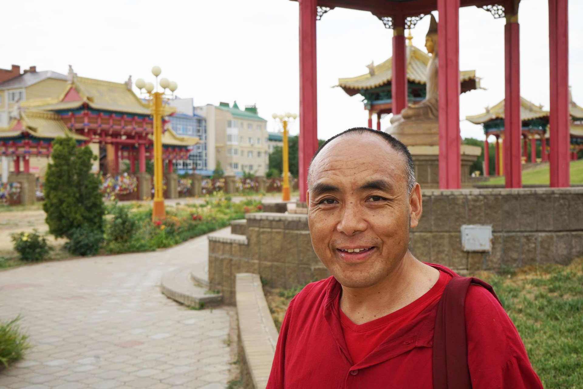 ガン・ペン・ツォさんは2006年からロシア南部のカルムイキヤに住み、地元のお寺に勤めているチベット出身の和尚。彼はヴォルゴグラード州の村にあるお寺も有する。