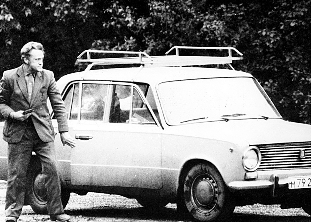 Adolf Tolkačov izstopi iz avta pri cestni blokadi, 9. junij 1985