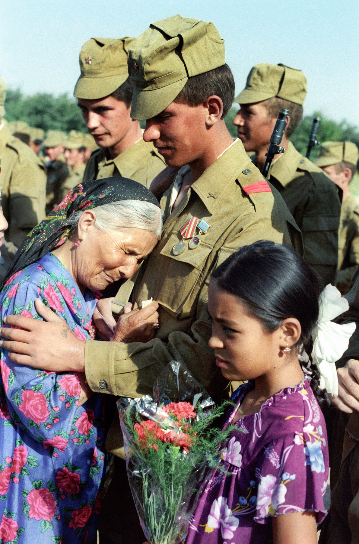 Pokrajina Suhandarja, Uzbekistanska SSR, Sovjetska zveza. Starka s solzami pozdravlja sovjetske vojake, ki se vračajo iz Afganistana