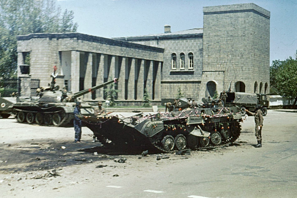 親ソ派のアフガニスタン人民民主党（PDPA）が権力を掌握した1978年の4月革命の翌日。