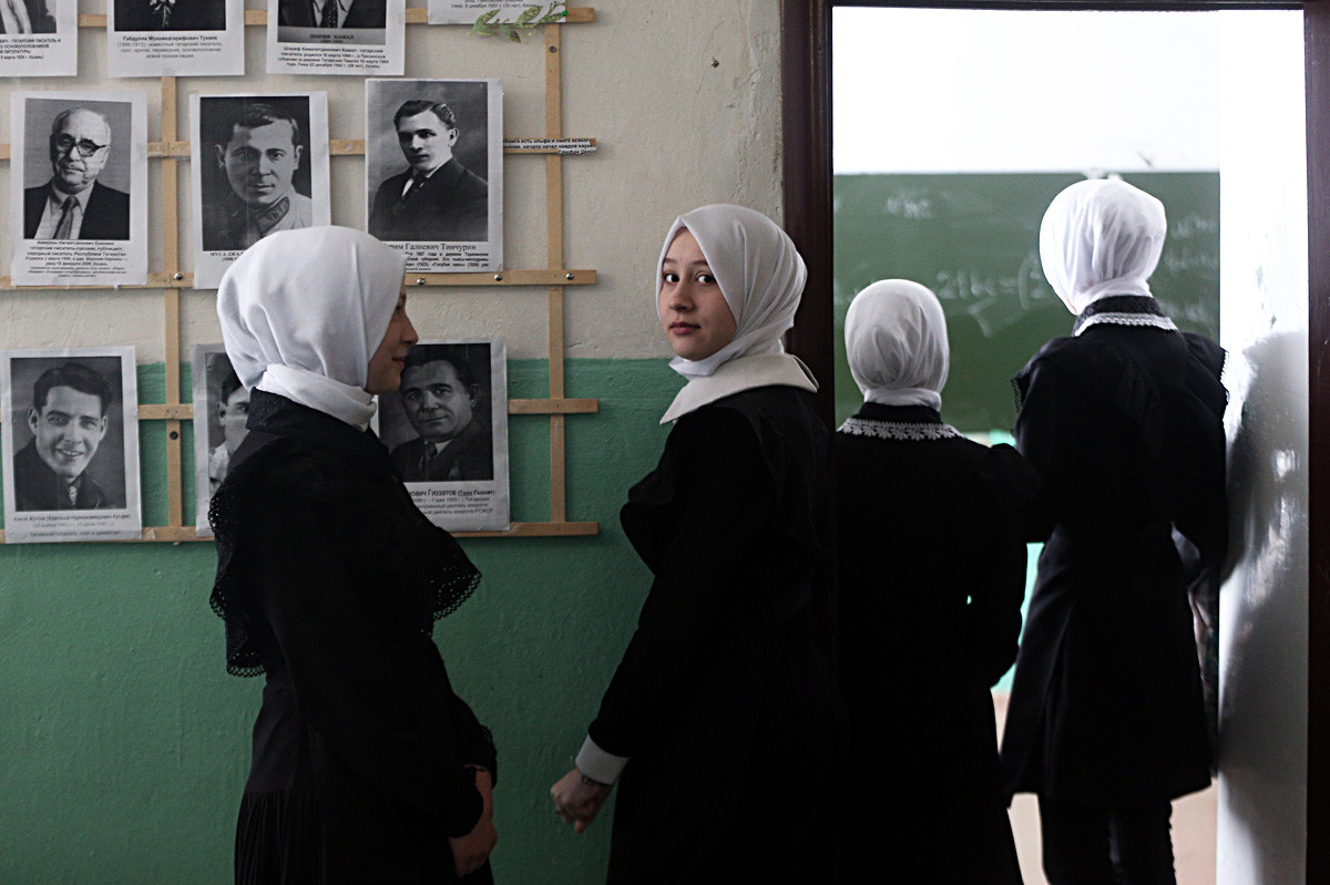 Des élèves d’un lycée de Belozerié, ce village tatar de Mordovie à dominante musulmane