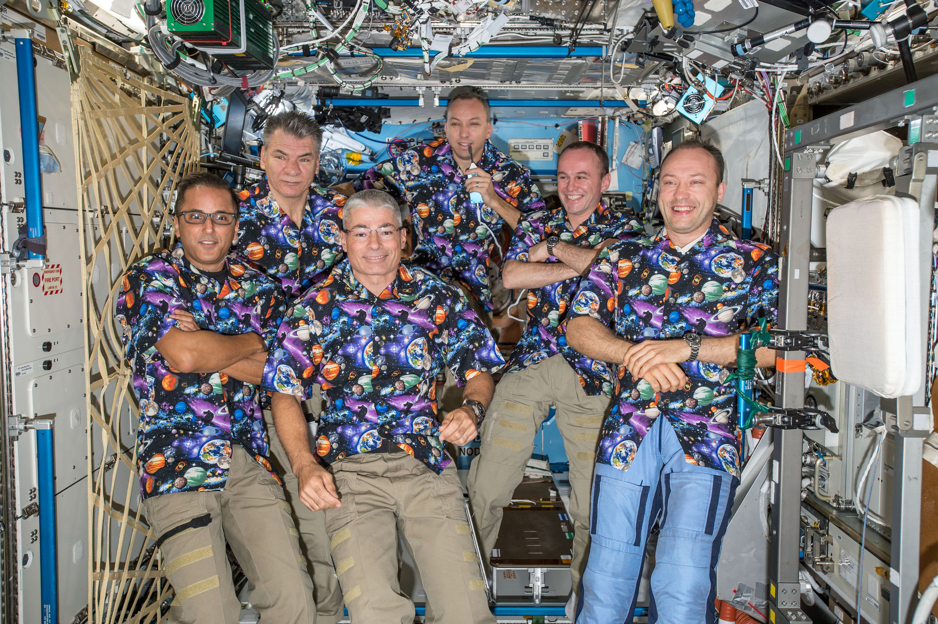 Šest članov odprave 53 v laboratorijskem modulu Destiny, september 2017