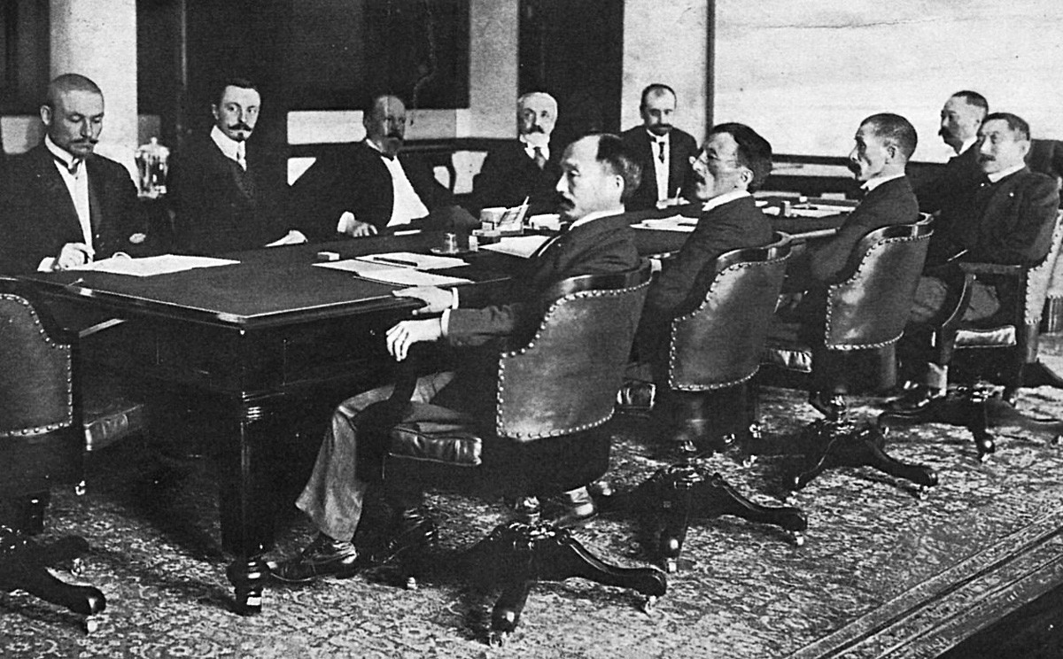 Делегациите на Портсмутското споразумение: руската (отдясно на масата) - Коростовец, Набоков, Вите, Росен и Плансон; и японската (близката част на масата) - Адачи, Очиай, Комура, Такахира и Сато.