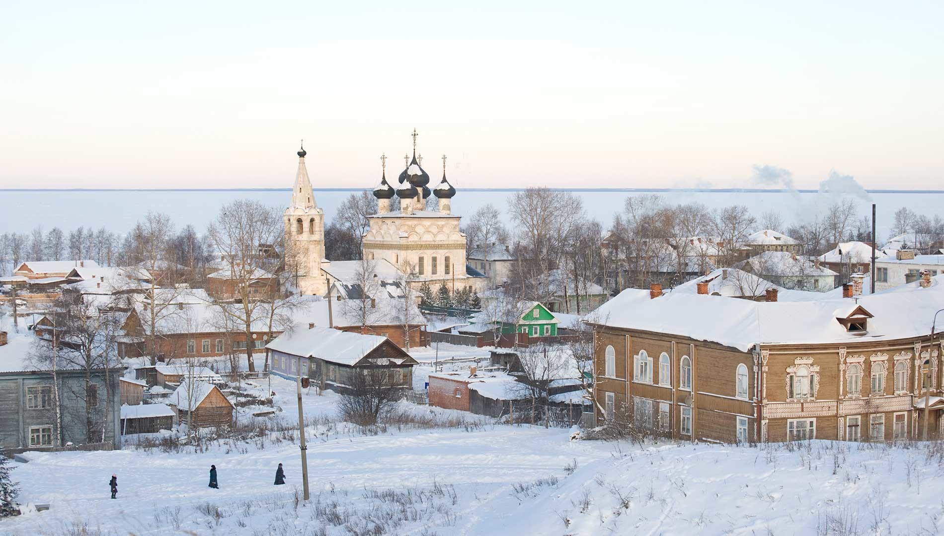 Belozersk. View northeast from kremlin rampart with Church of the Most Merciful Savior. Background: White Lake. December 29, 2010.