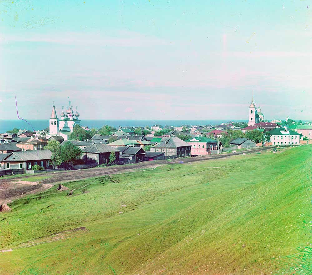 View east from kremlin rampart with Church of the Most Merciful Savior. Right: Church of the Nativity of Christ (demolished in 1930s). Summer 1909.