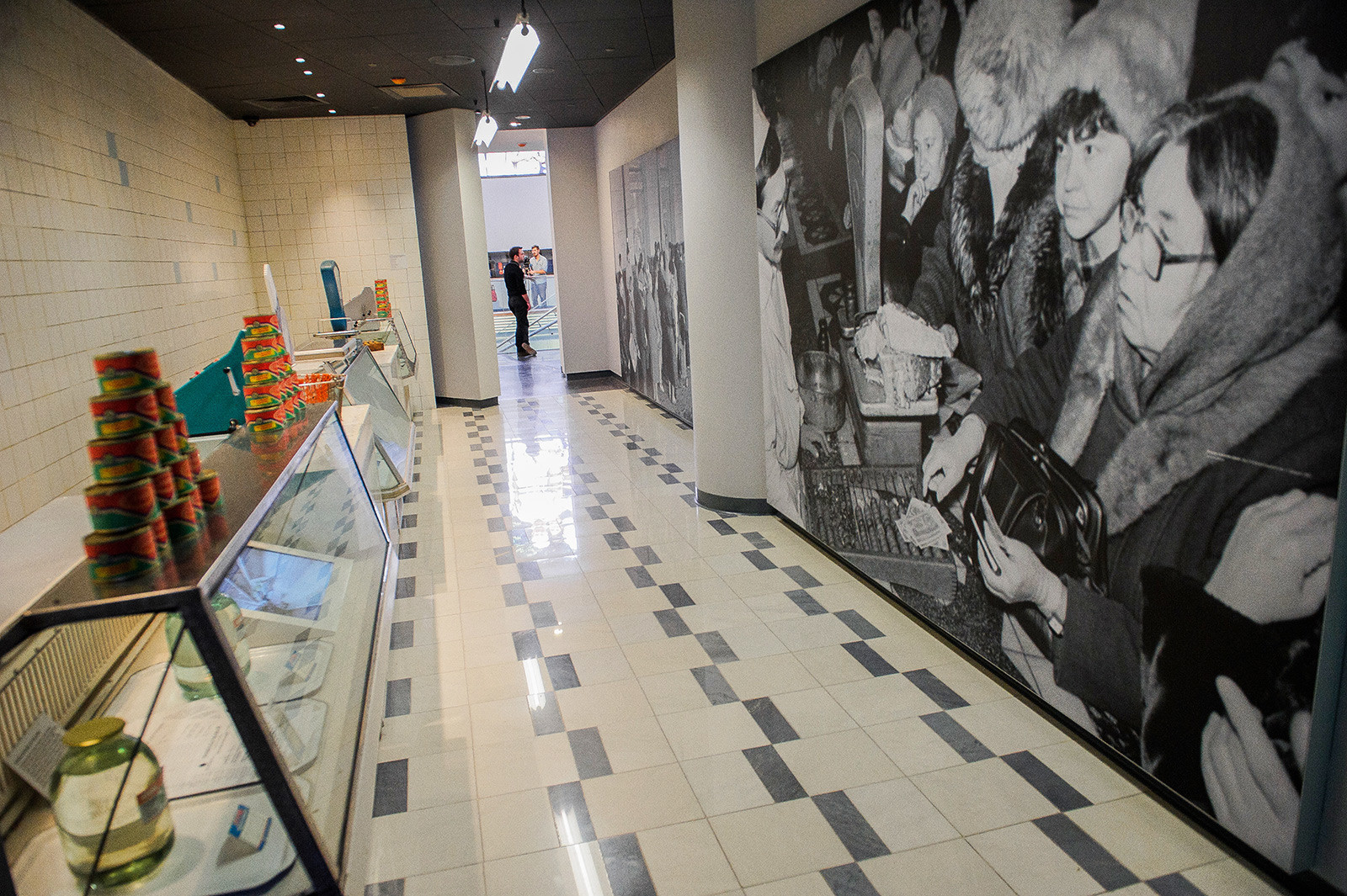 Prazne trgovinske police kot del razstave v Jelcin centru.