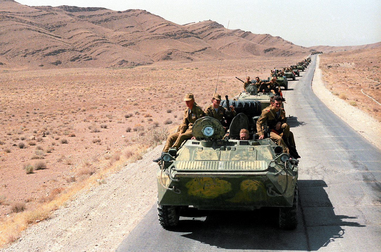 Sowjetische Soldaten verlassen die afghanische Stadt Kandagar.