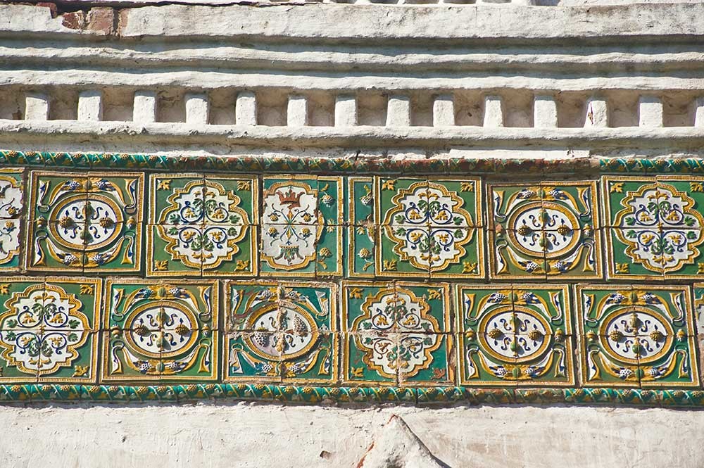 Chiesa del Salvatore misericordioso. Facciata sud con il dettaglio delle piastrelle di ceramica. 8 agosto 2009