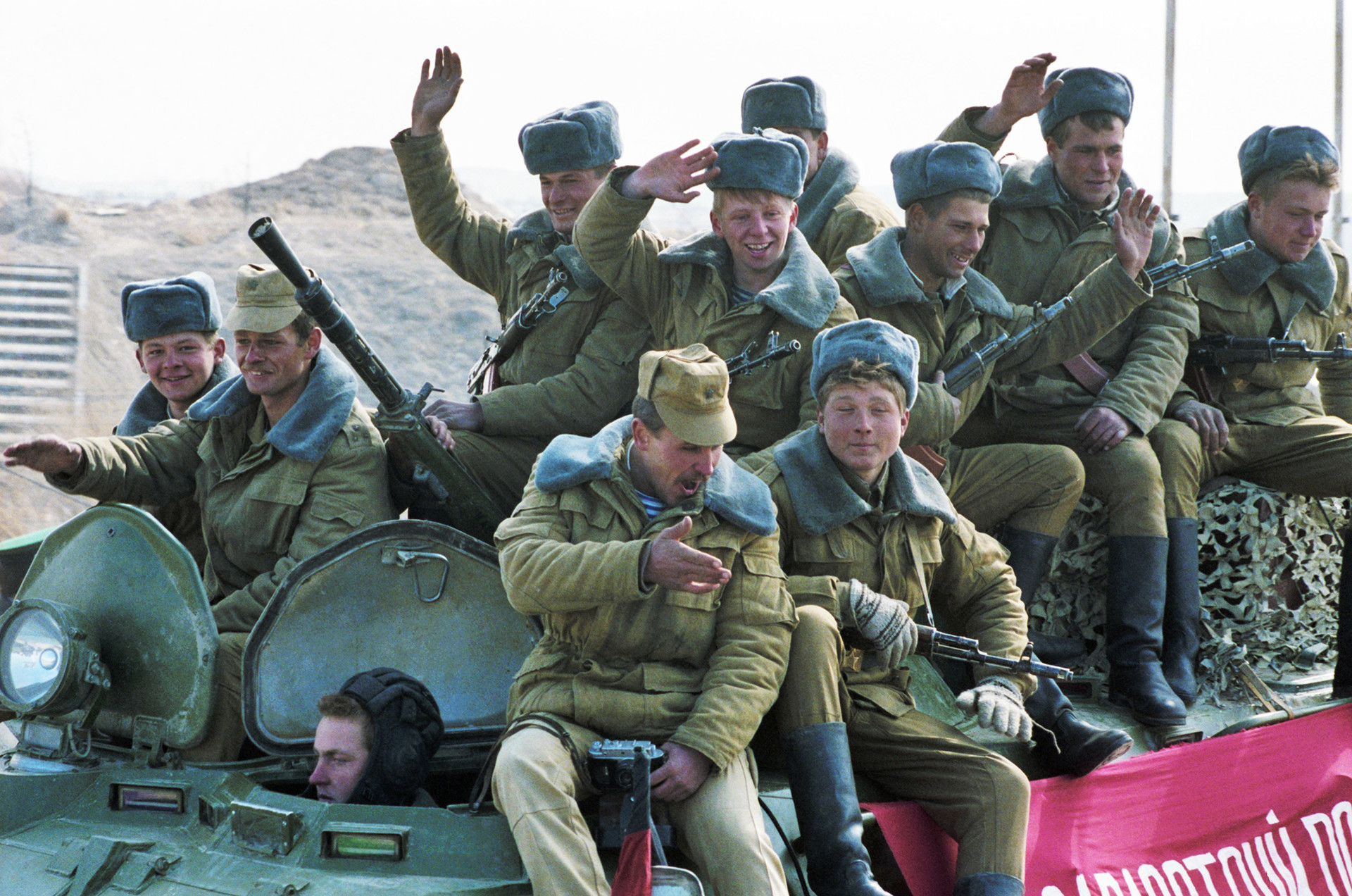 Die zurückkehrenden sowjetischen Soldaten werden am Ufer des Flusses Amudarja bei der Stadt Termiz, Usbekistan, begrüßt.