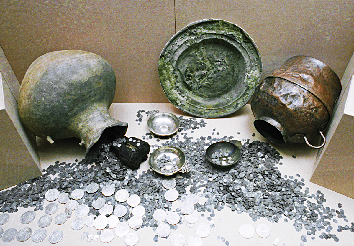 Западноевропски и руски сребрњаци из 16. и 17. века пронађени 1996. године у рејону Гостиниј Двор.