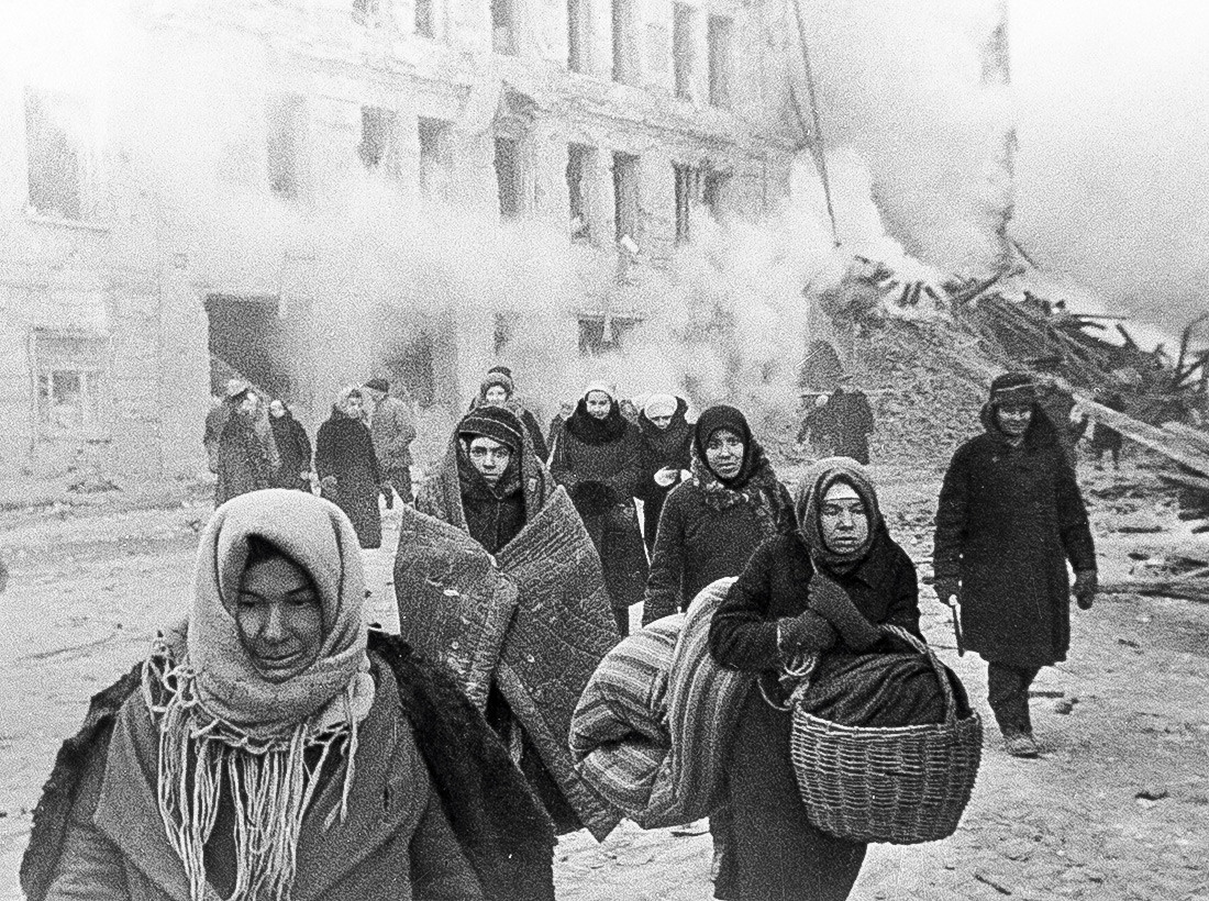 Prizor iz obleganega Leningrada, ljudje prihajajo iz zaklonišča po koncu alarma