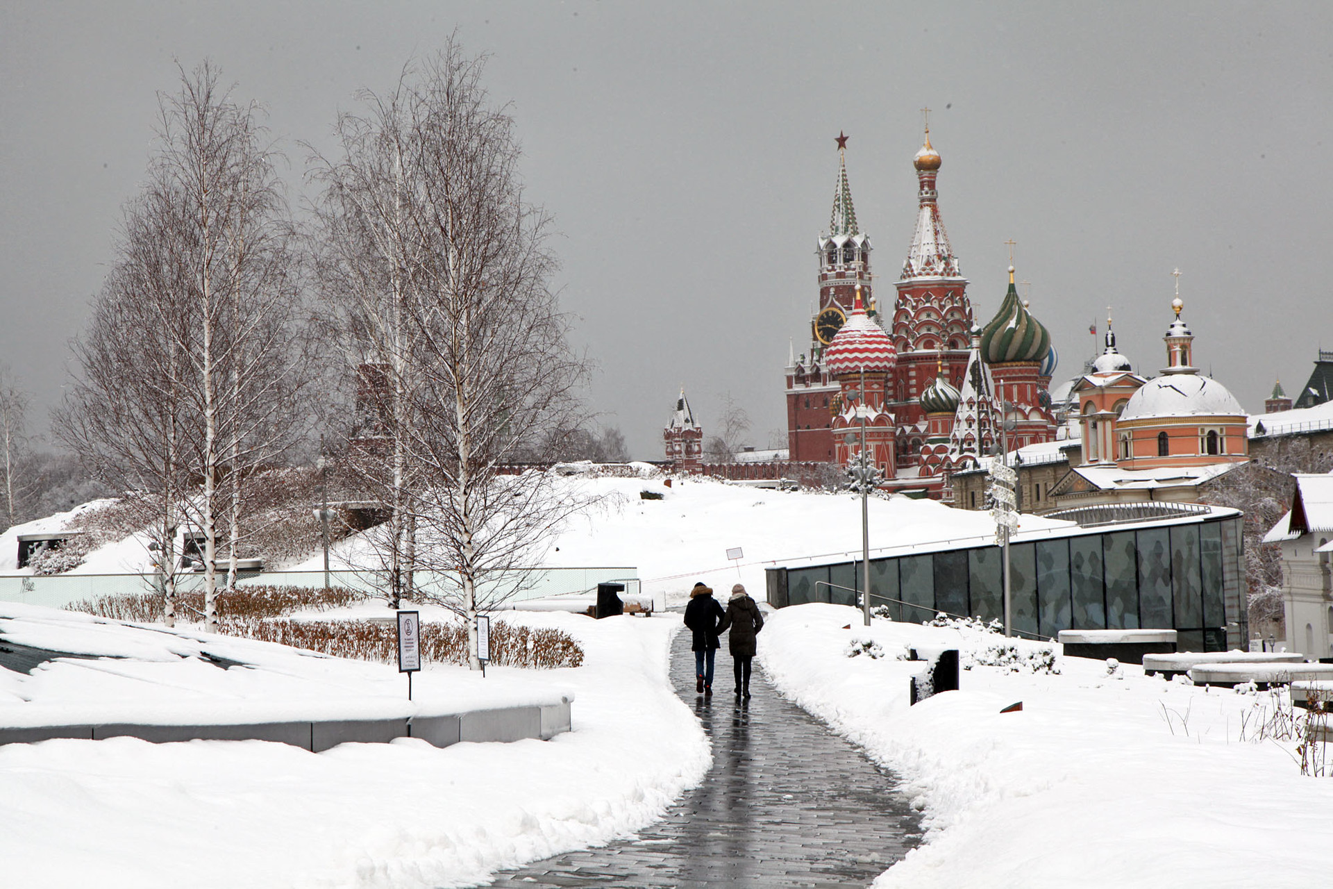 Pemandangan Katedral Saint Basil dan Menara Kremlin, dilihat dari Taman Zaryadye, Moskow, Rabu (13/2).