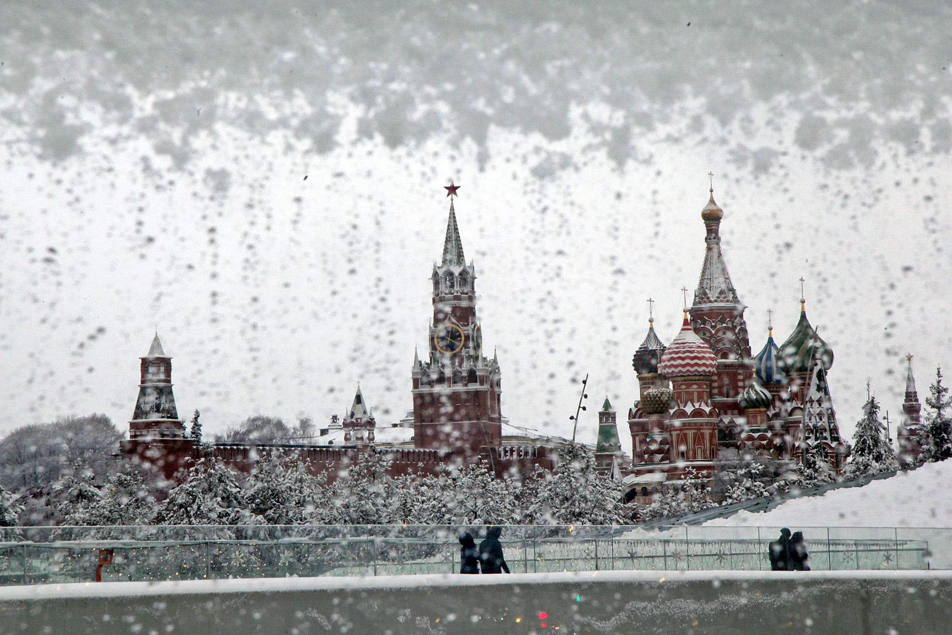 Pemandangan Katedral Saint Basil dan Menara Kremlin, dilihat dari Taman Zaryadye, Moskow, Rabu (13/2).