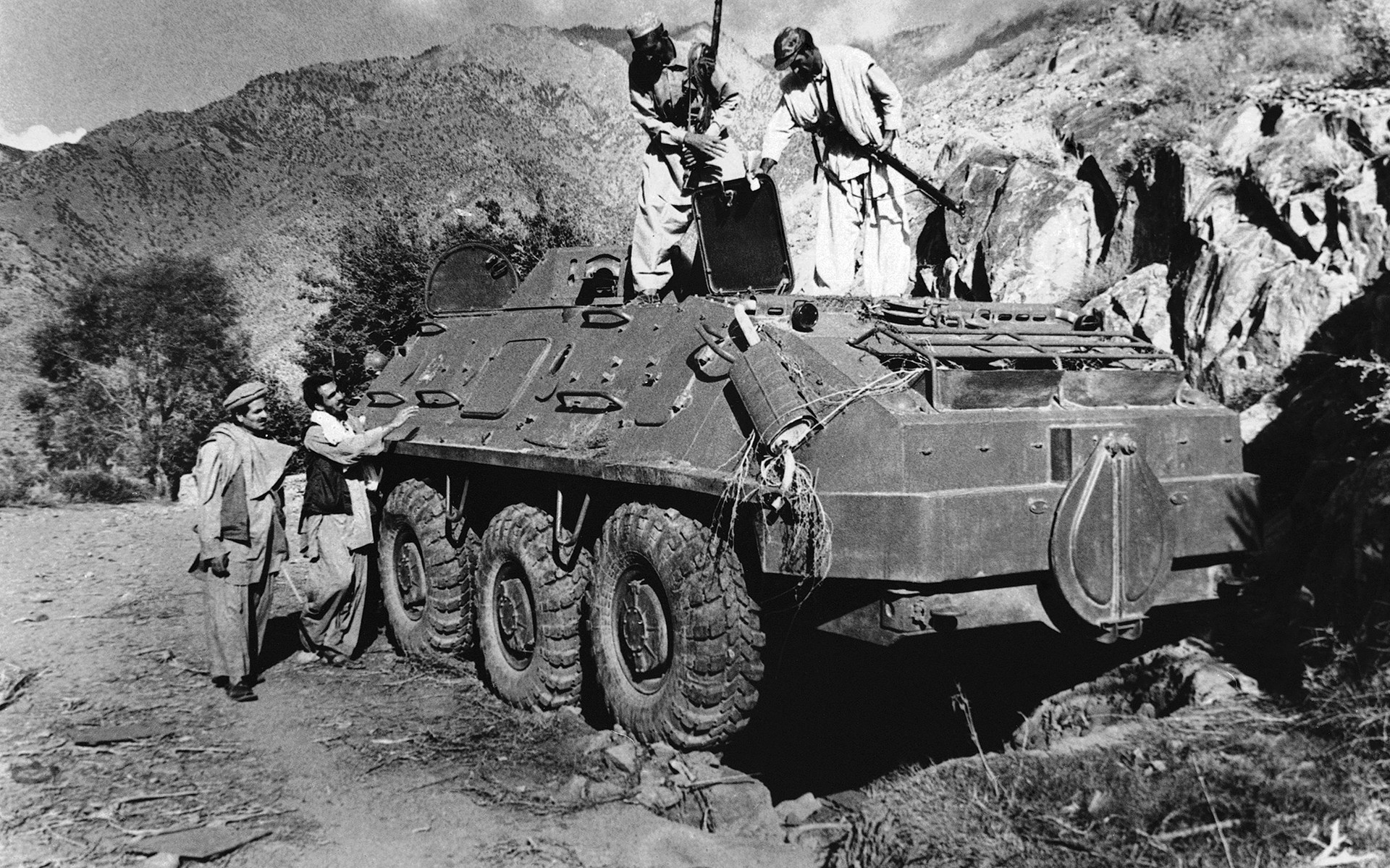 Kelompok mujahidin memeriksa tank Soviet yang direbut dalam pertempuran dengan pasukan pemerintah Kabul pada September 1979 di dekat Asmar, Afganistan, Kamis, 27 Desember 1979.