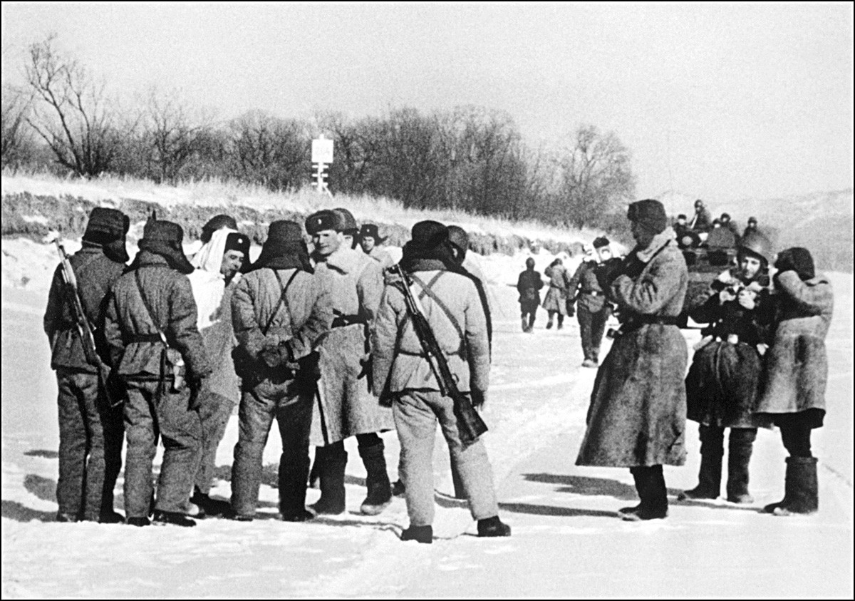 Soldados chinos (de espaldas a la cámara) se enfrentan a soldados soviéticos en la isla Damanski, el 7 de febrero de 1969.