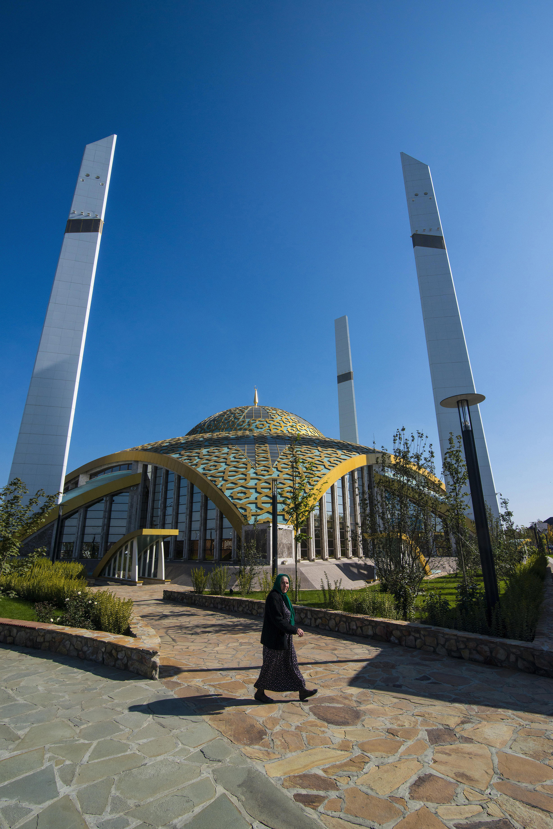 Di belakang masjid terdapat sebuah taman kecil yang nyaman.