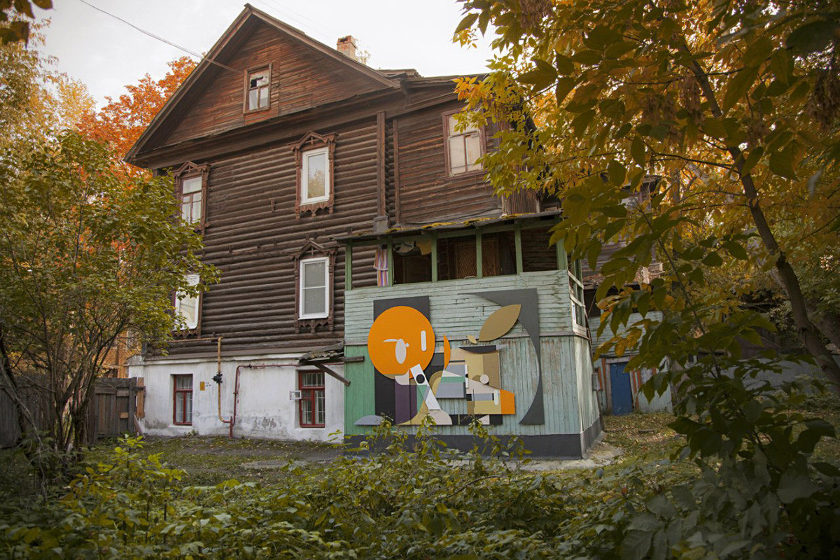 Rad moskovskog slikara Alekseja Luke na zgradi u ulici Anrija Barbjusa 17 u okviru festivala uličnog slikarstva 