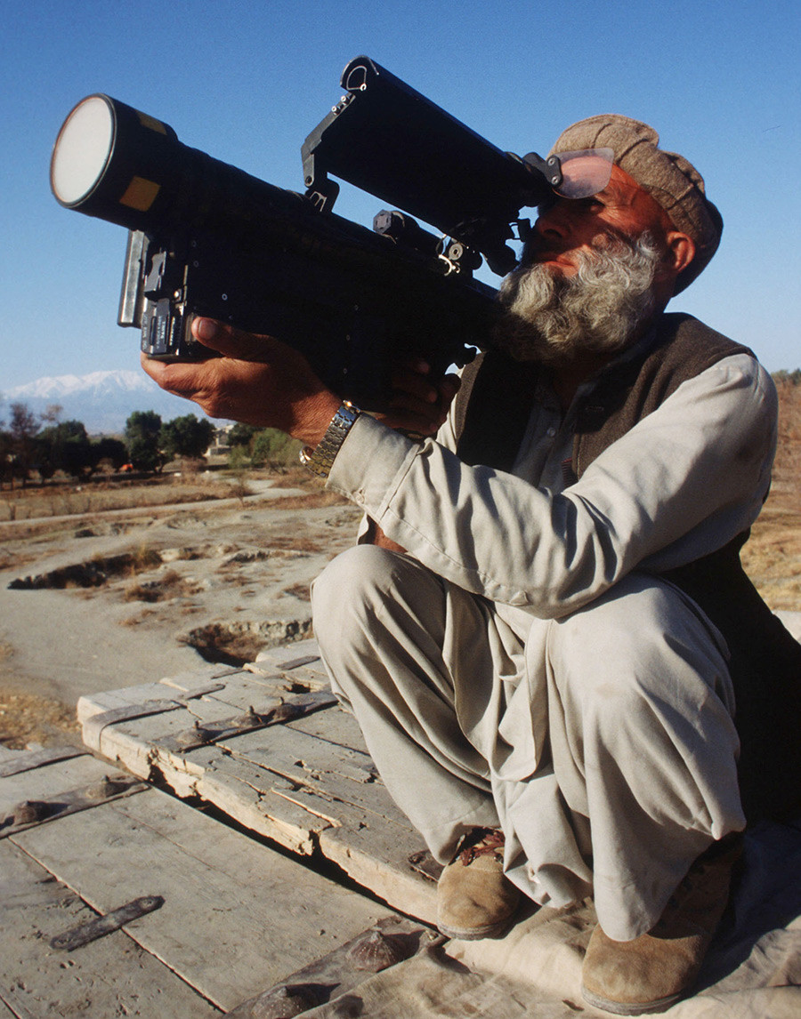 Seorang mujahidin memegang Stinger pada 15 Maret 1989 di Jalalabad, Afganistan.