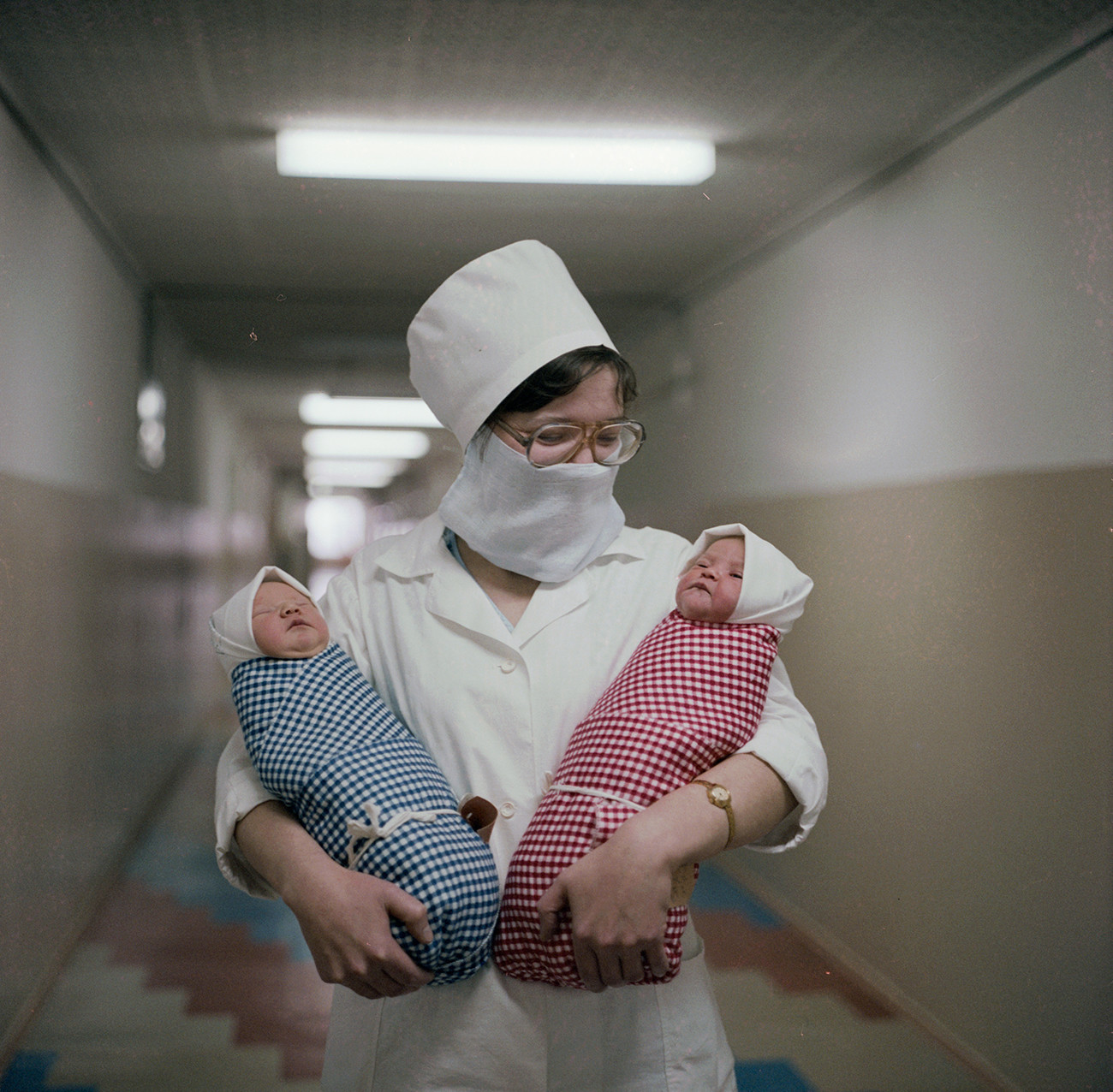 Pada 1993, jumlah kelahiran bayi turun hampir dua kali lipat dibandingkan dengan akhir 1980-an.