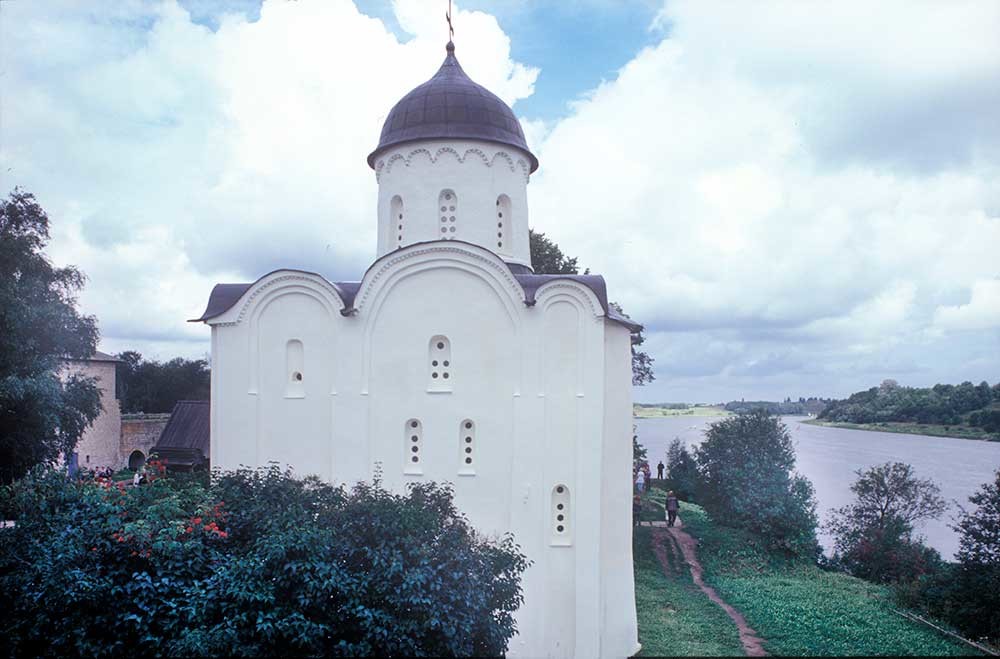 Staraya Ladoga Fortress. Church of St. George, south facade. View north with Volkhov River & Vorotnaya Tower (far left). August 16, 2003.