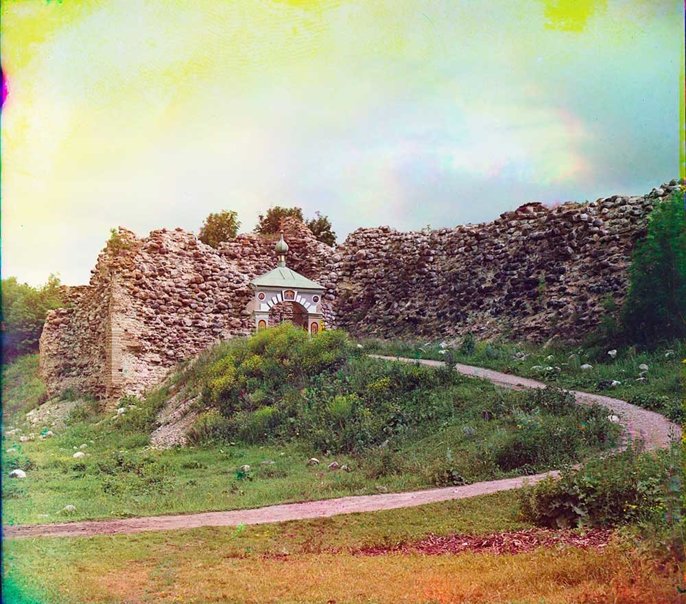 Fortezza di Staraja Ladoga. Rovine del muro ovest e Torre Vorotnaja (a sinistra). Estate 1909