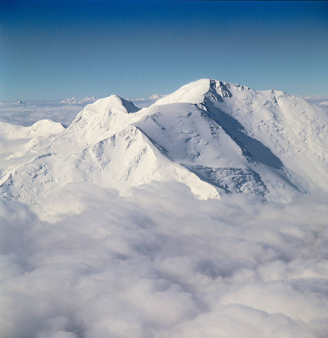 パミール高原。ザアライスキー山脈の最高峰であるレーニン峰。