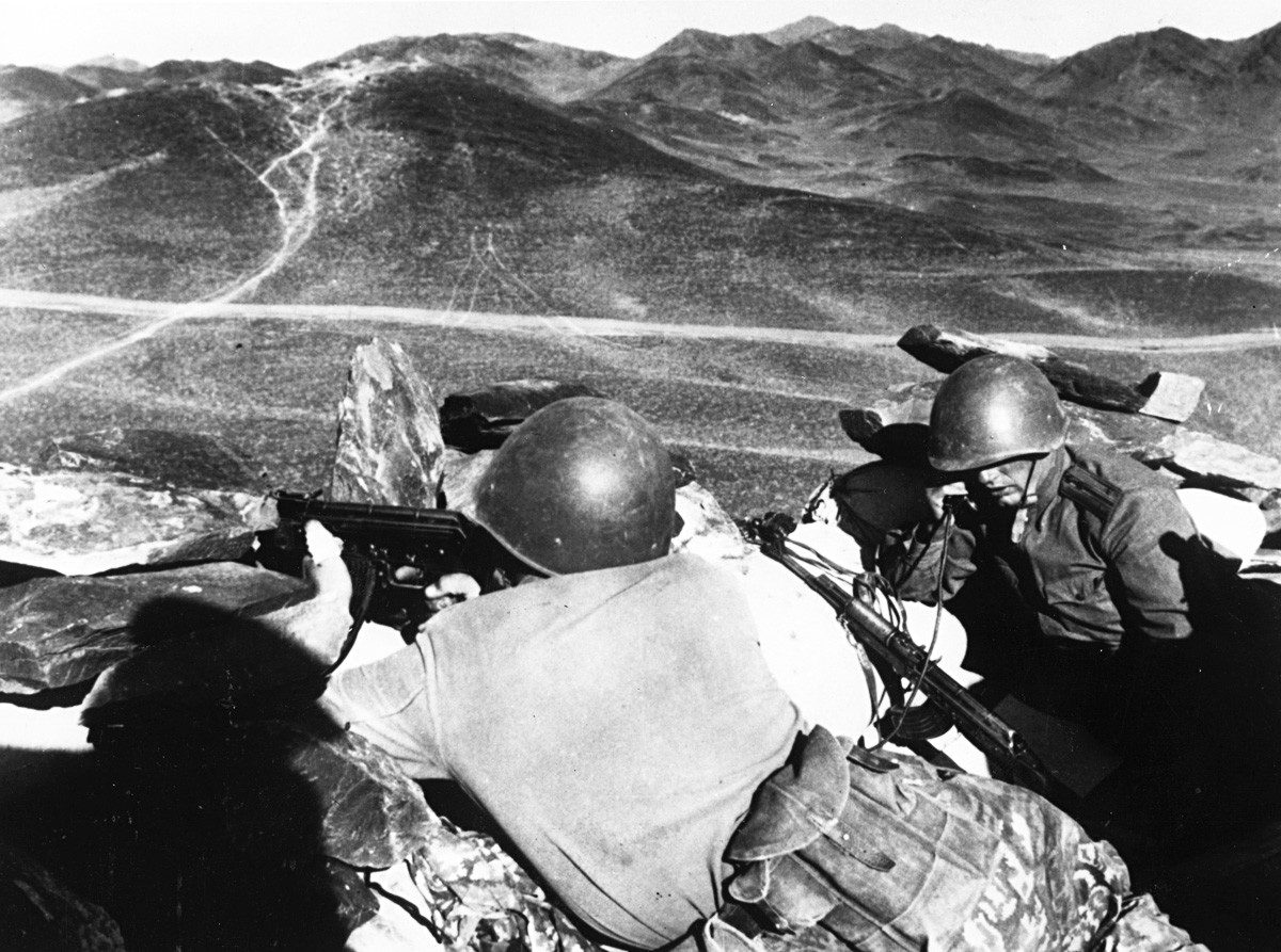 1969年。戦いの準備ができているソ連の兵士たち。ソ連と中国の国境、カメンナヤ山付近。