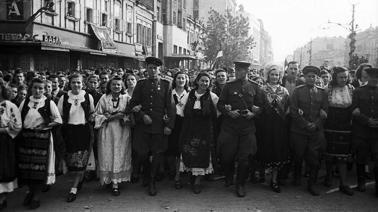 Становници ослобођеног Београда са совјетским војницима.