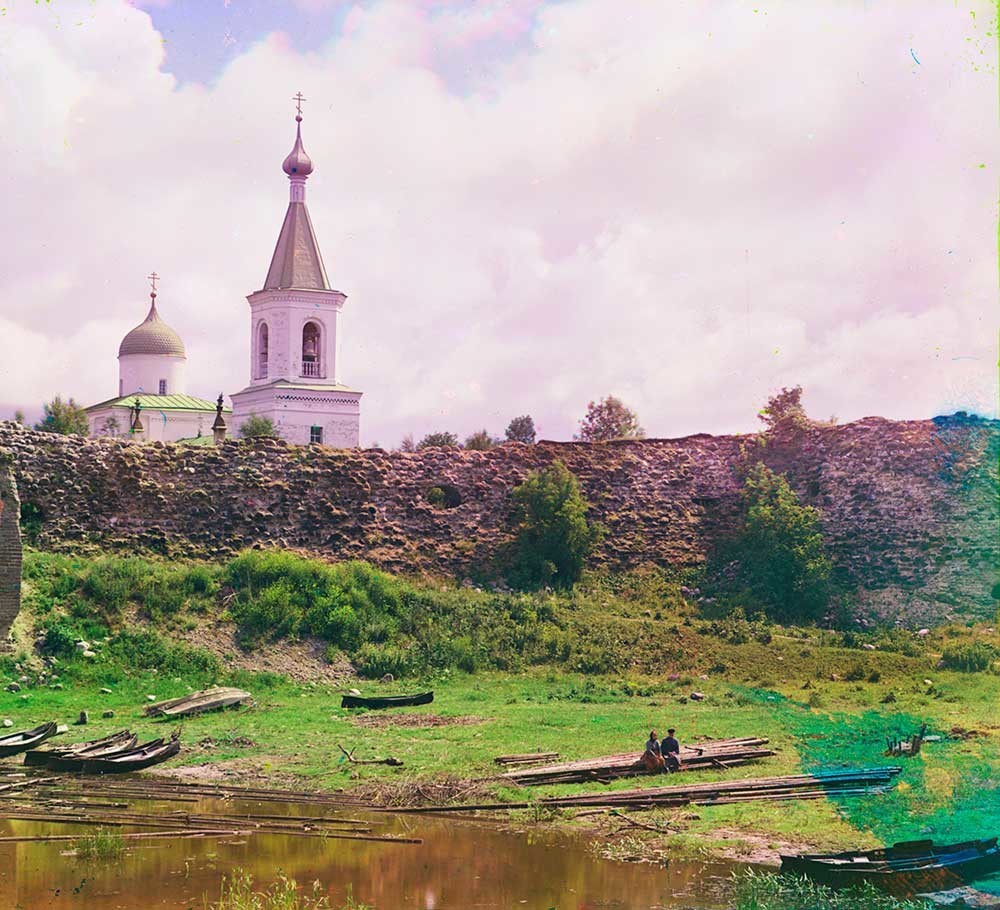 Fortaleza de Stáraia Ládoga. Muro oeste con la iglesia de San Jorge y el campanario (demolido). En primer plano: río Ládozhka (Elena). Verano de 1909