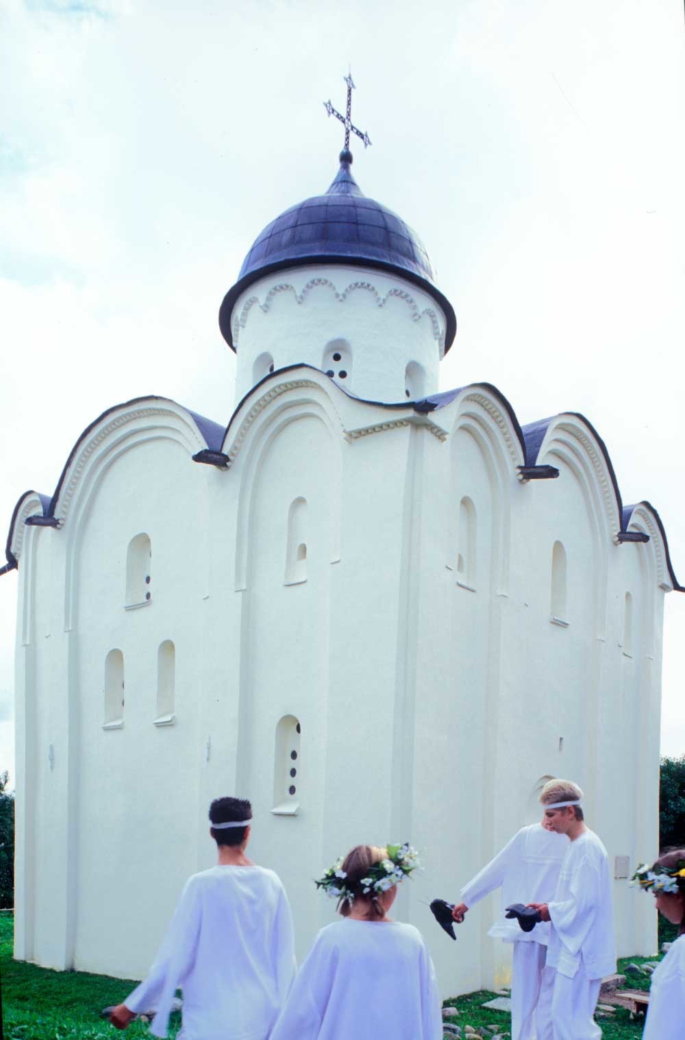 Iglesia de San Jorge, vista noroeste tomada durante el festival anual de la ciudad. 16 de agosto de 2003
