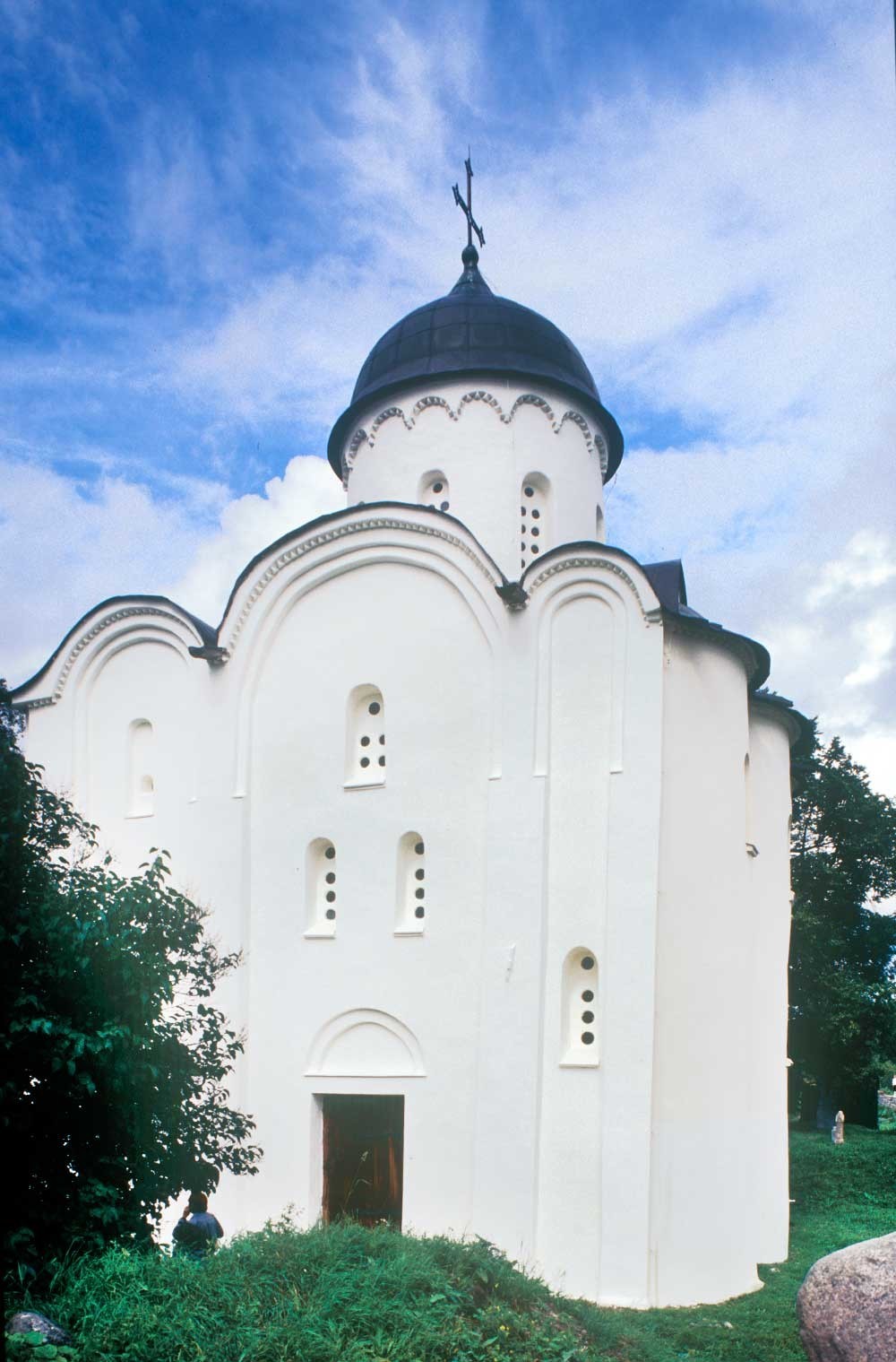 Iglesia de San Jorge, vista sur con ábside (derecha). 16 de agosto de 2003