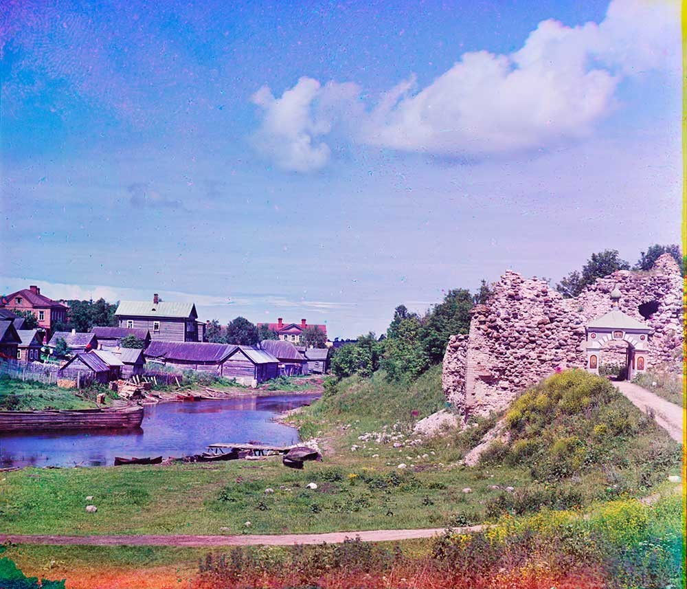 Pueblo de Stáraia Ládoga con el río Ládozhka y las ruinas de la Torre Vorótnaia. Verano de 1909