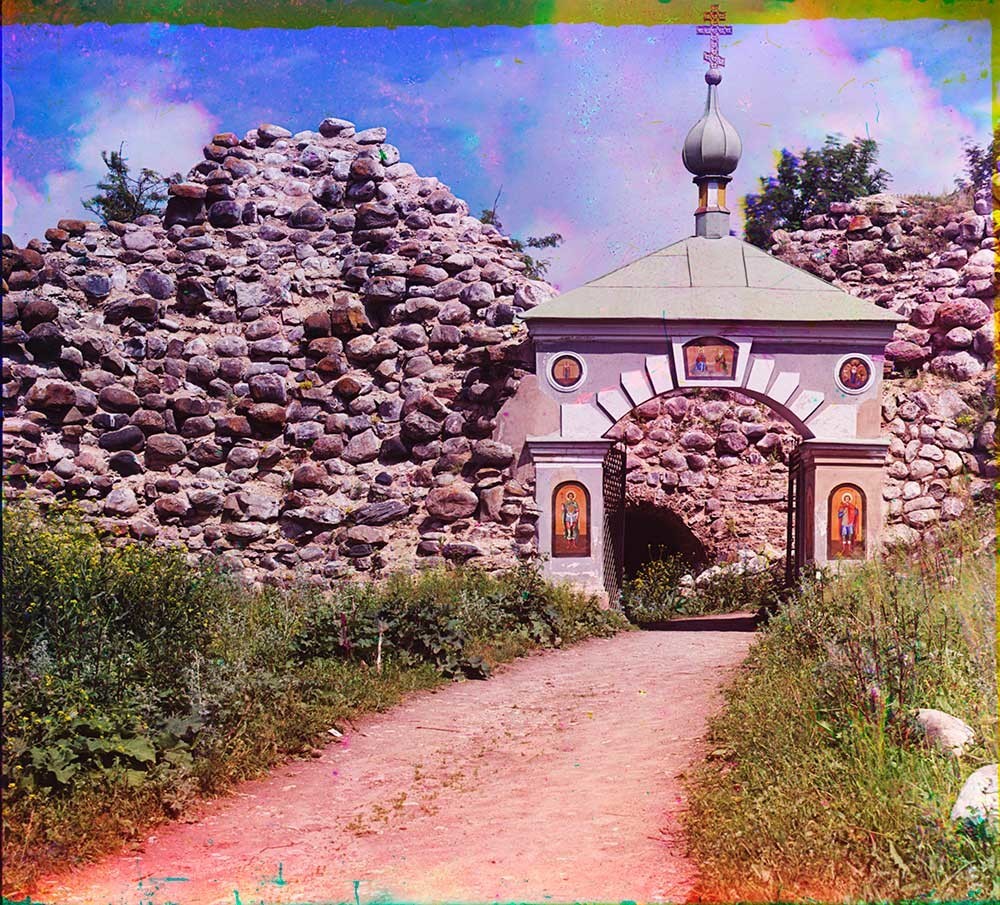 Fortaleza de Stáraia Ládoga. Puerta de entrada con las ruinas de la Torre Vorótnaia. Verano de 1909