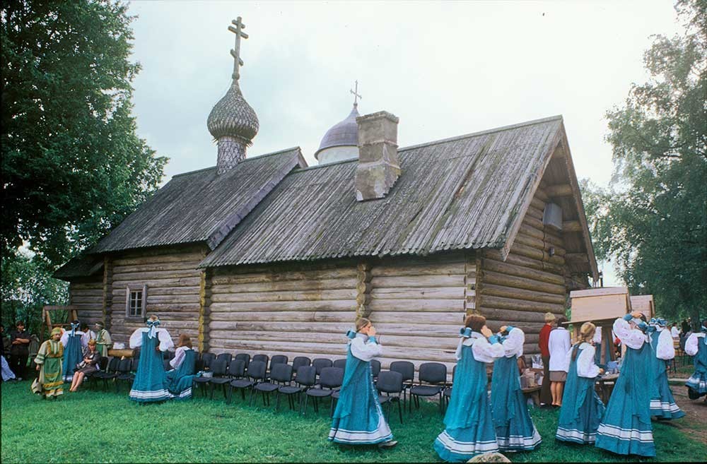 Iglesia de madera de San Demetrio de Tesalónica. Construida como iglesia parroquial en 1731. Restaurada en 1901 y a principios de este siglo. 16 de agosto de 2003