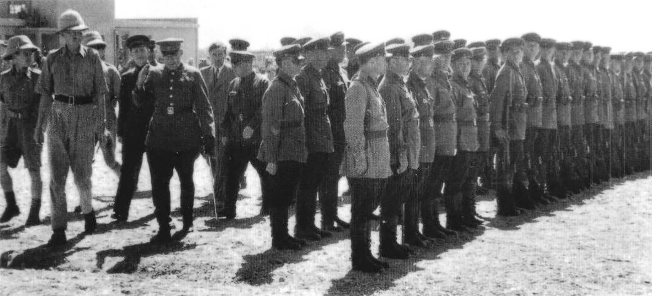 1941年9月。V.V.ノヴィコフ将軍とJ.チルクス准将がテヘランでロシア軍の部隊を観察している。