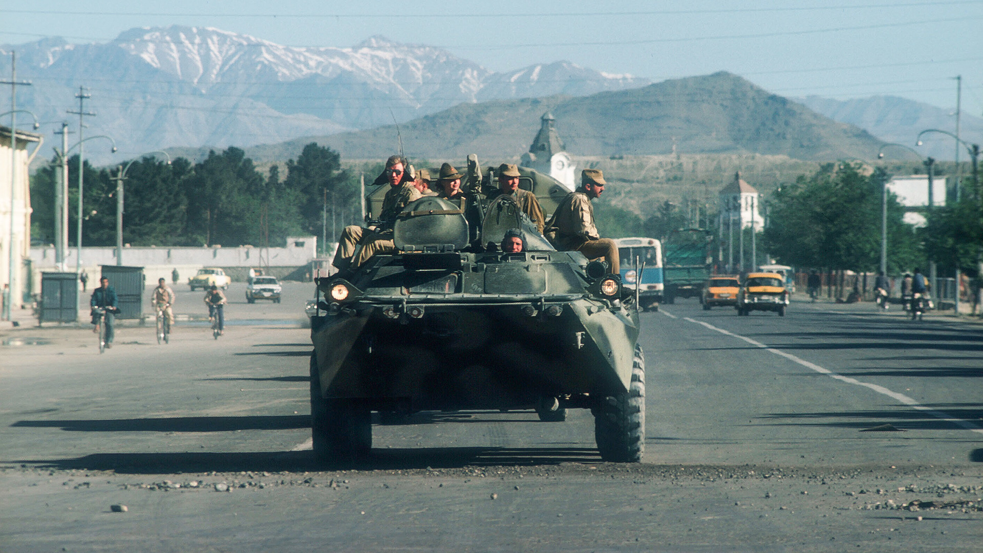 ソ連の戦車がアフガニスタン、カブールの道路を巡察する。