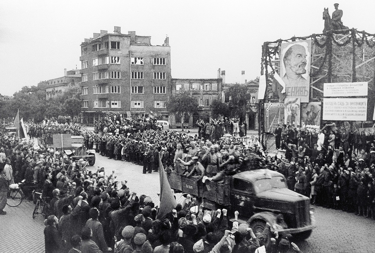 Prebivalci Sofije pozdravljajo prihod sovjetskih vojakov