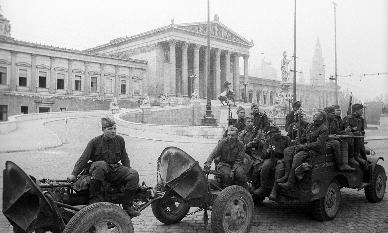 Sovjetski vojaki pred zgradbo parlamenta na Dunaju, april 1945