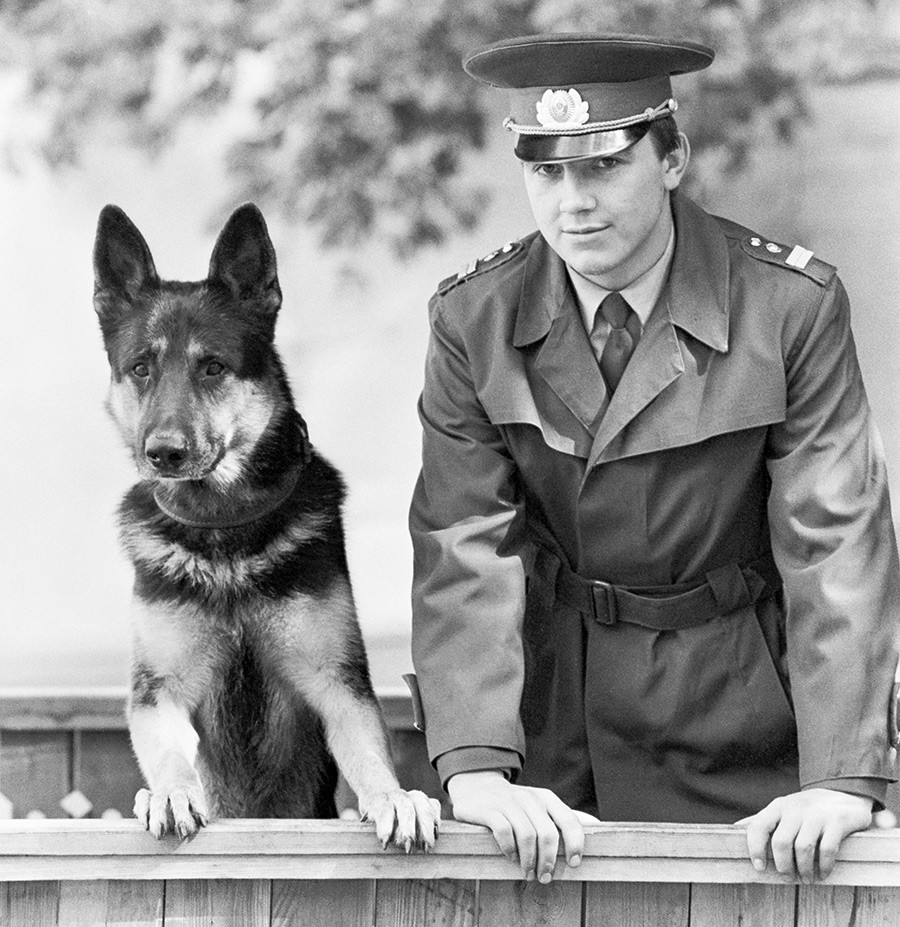 Млађи инспектор-кинолог Александар Козмарев са службеним псом трагачем по имену Алиј („Пурпурни“).