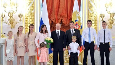Путин: Кој има повеќе деца, ќе плаќа помал данок