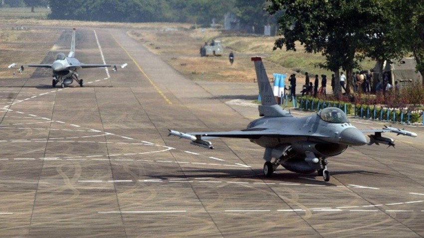 Ameriška lovca F-16 na pisti indijske baze Kalaikunda med mednarodnimi vajami Cope India 2005
