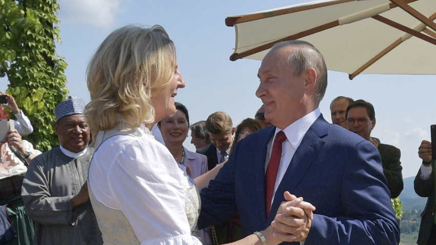 Vladimir Putin pleše s austrijskom ministricom vanjskih poslova Karin Kneissl na dan njene svadbe 18. kolovoza 2018. godine