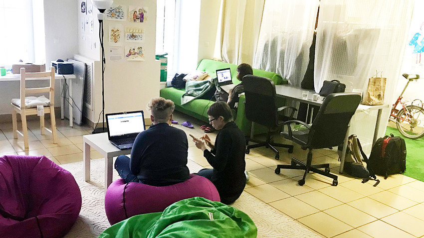 Vista interna do espaço de coworking russo “Simone”, feito só para mulheres.