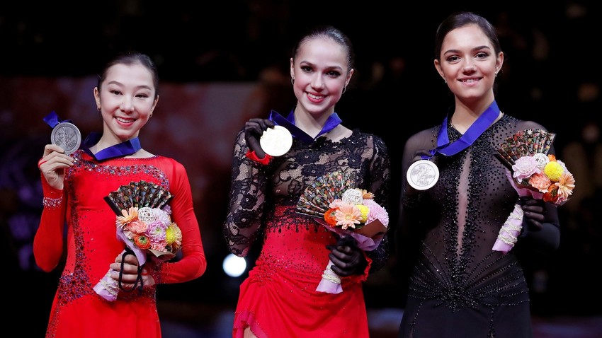Tursynbaeva, Zagitova e Medvedeva celebram em pódio do Mundial no Japão